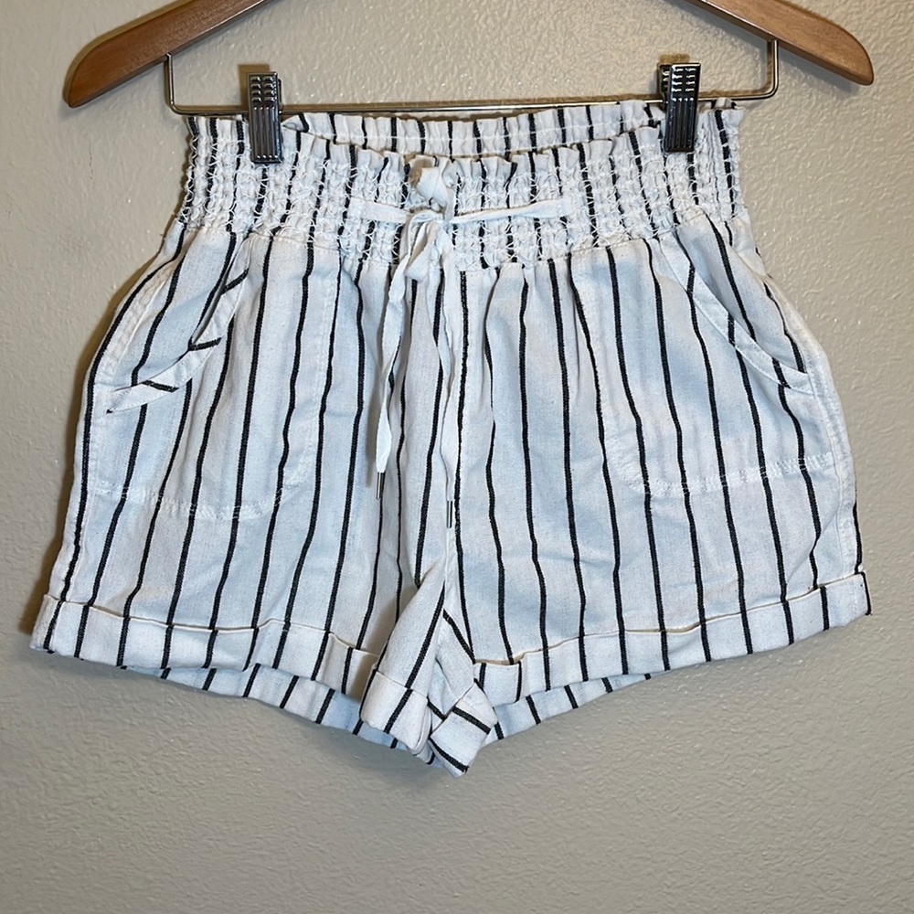 FOREVER 21 White Striped Shorts
